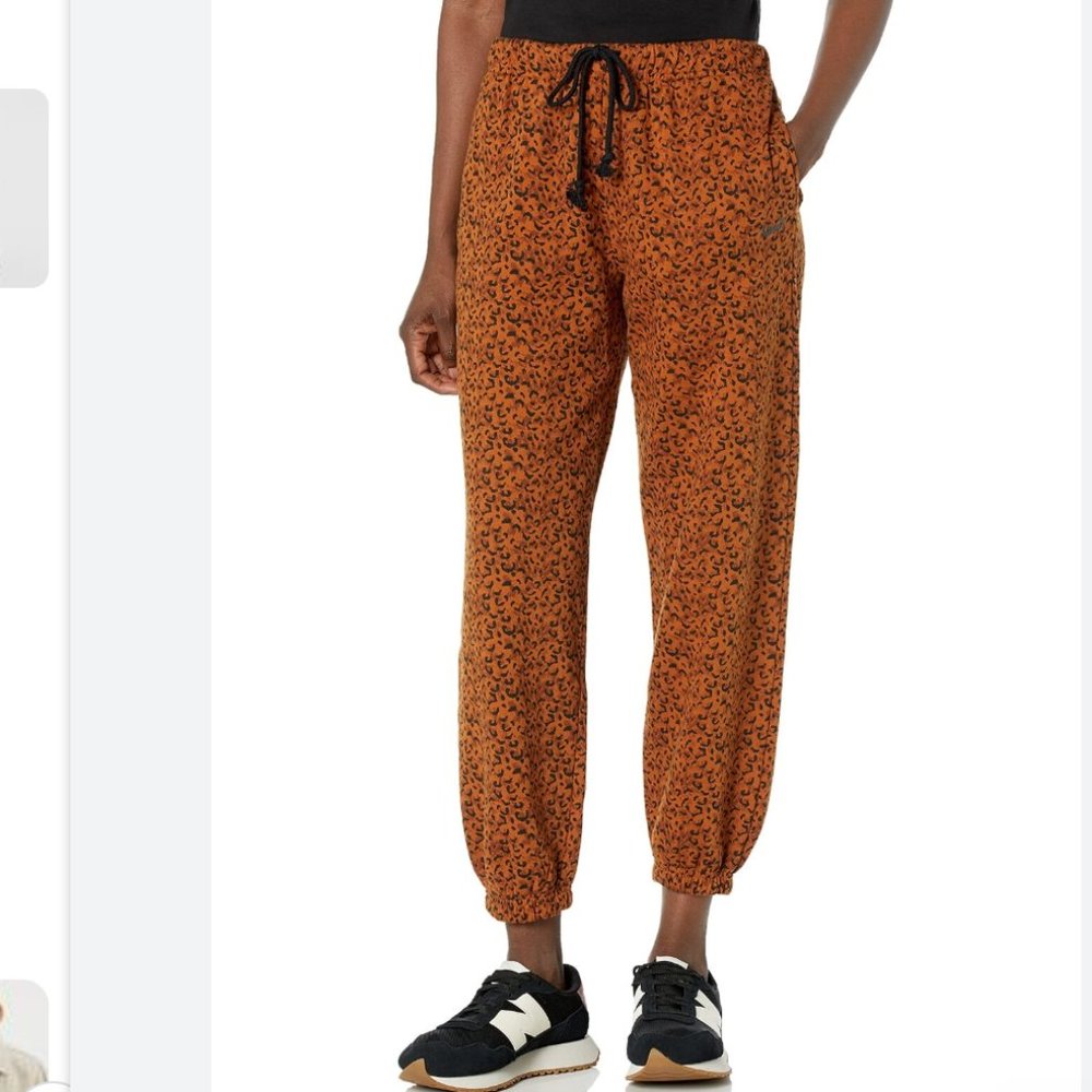 NWT Levi's Women's High-rise Leopard Laundry Dry Sweatpants